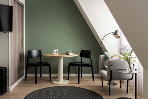 Superior Studio - Twin | Desk, laptop workspace, free cribs/infant beds, free WiFi - Bob W Munich City Centre  (Munich)
