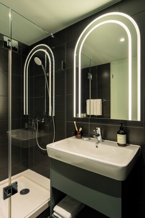 Shower, perlengkapan kamar mandi ramah lingkungan,  dan pengering rambut