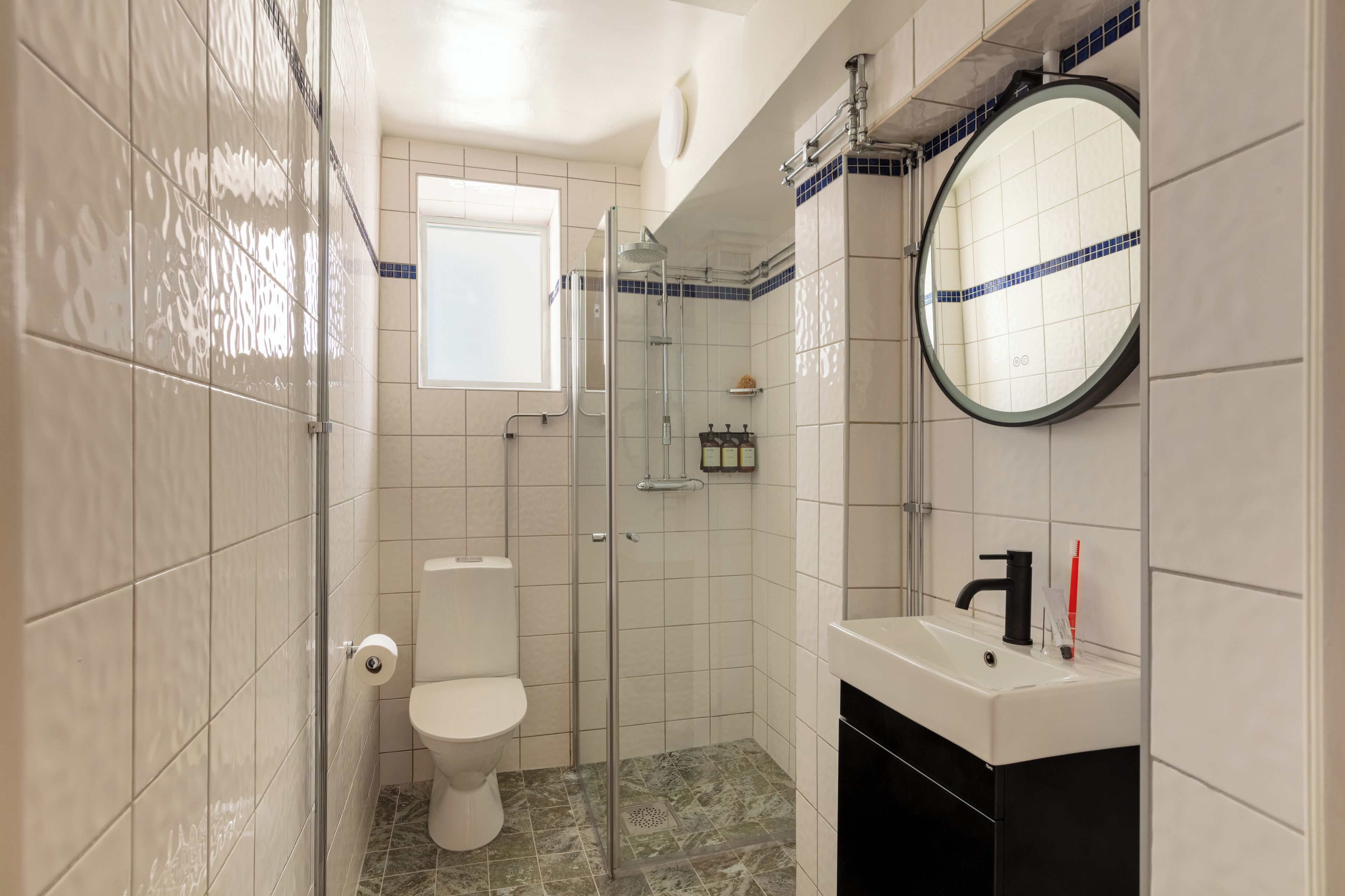 Standard Single Room Windowless | Badrum | Dusch, miljövänliga toalettartiklar, hårtork och handdukar