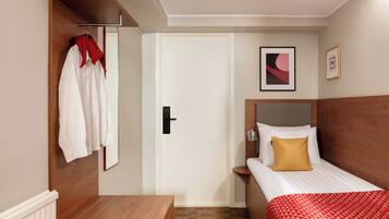 Standard Single Room Windowless | Espace de travail pour ordinateur portable, fer et planche Ă repasser