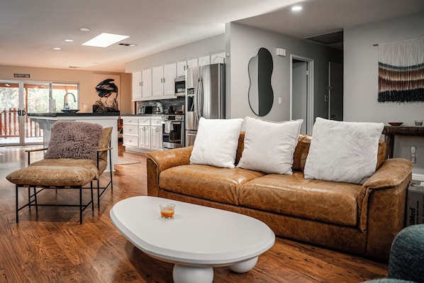 Smart TV, fireplace, music library - River, Pool, and Jacuzzi in 4 Bedroom House (Three Rivers)