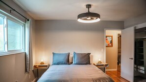 A bedroom with a bed, bedside lamps, a ceiling light, and a closet. - River, Pool, and Jacuzzi in 4 Bedroom House (Three Rivers)