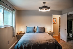 4 bedrooms, iron/ironing board, free WiFi, bed sheets - River, Pool, and Jacuzzi in 4 Bedroom House (Three Rivers)