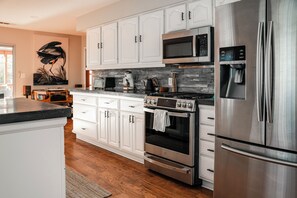 Fridge, microwave, oven, stovetop - River, Pool, and Jacuzzi in 4 Bedroom House (Three Rivers)