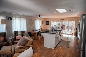 Interior - River, Pool, and Jacuzzi in 4 Bedroom House (Three Rivers)