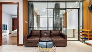 Căn hộ Deluxe, 2 phòng ngủ, ban công, quang cảnh thành phố | Khu phòng khách