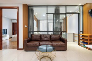 Căn hộ Deluxe, 2 phòng ngủ, ban công, quang cảnh thành phố | Khu phòng khách