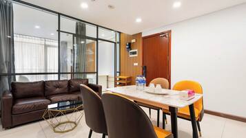 Căn hộ Deluxe, 2 phòng ngủ, ban công, quang cảnh thành phố | Khu ăn uống