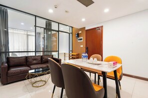 Căn hộ Deluxe, 2 phòng ngủ, ban công, quang cảnh thành phố | Khu ăn uống