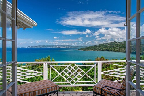 Private 2BR Open-air Villa Panoramic Views Pool