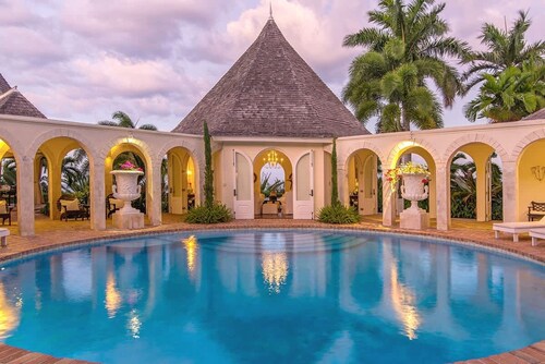 Luxury 8BR Hilltop Villa Sweeping Sea Views Private Pool