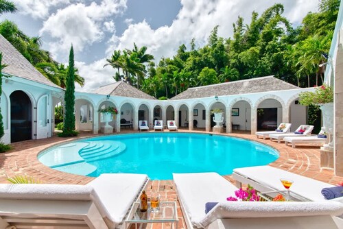 Luxury 8BR Hilltop Villa Sweeping Sea Views Private Pool