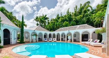 Luxury 8BR Hilltop Villa Sweeping Sea Views Private Pool