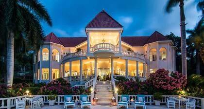 Sprawling 7BR Villa Overlooking the Sea Pool Hot Tub Resort Access