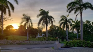 House | 4 bedrooms, Internet - Modern 4BR Hillside Villa Pool Beach Club Access (Montego Bay)