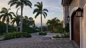 House | 4 bedrooms, Internet - Modern 4BR Hillside Villa Pool Beach Club Access (Montego Bay)