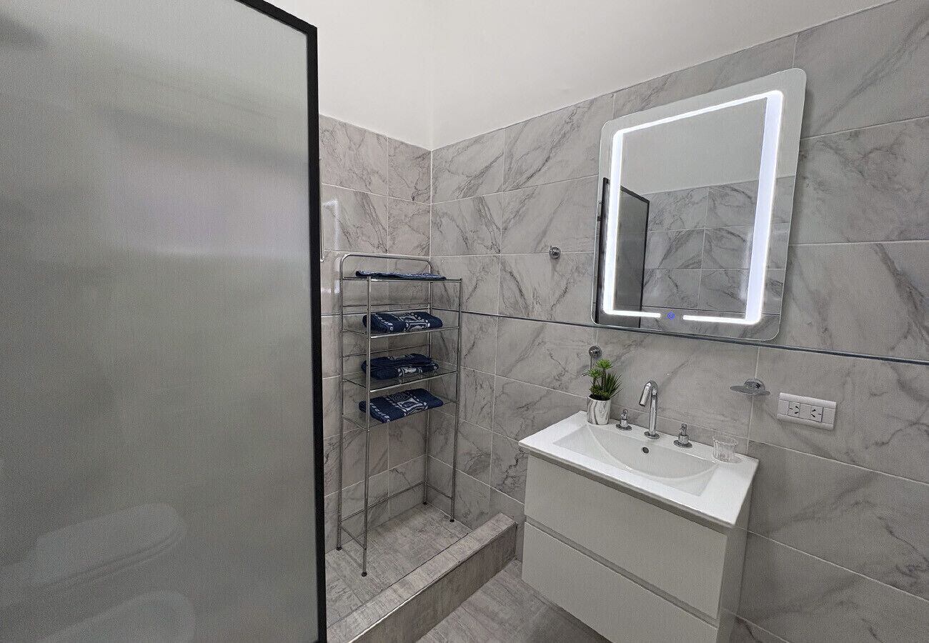Douche, bidet, serviettes fournies