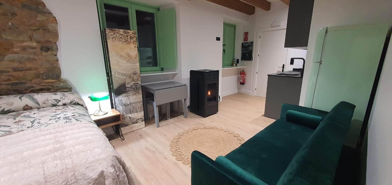 1 dormitorio, tabla de planchar con plancha, wifi y ropa de cama