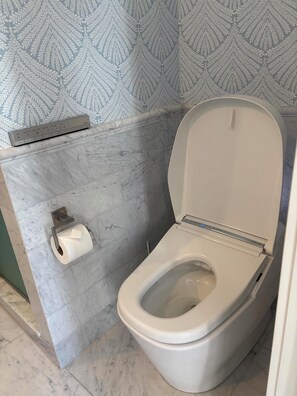 Shower, jetted bath, hair dryer, towels - Charming 3-bedroom house in Sagaponack  renovated, heated pool, AC, luxury (Sagaponack)