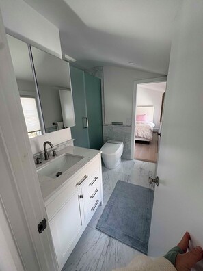 Shower, jetted bath, hair dryer, towels - Charming 3-bedroom house in Sagaponack  renovated, heated pool, AC, luxury (Sagaponack)