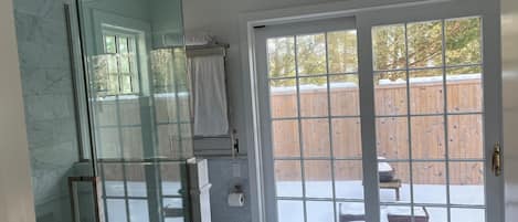 Dusche, Whirlpool, Haartrockner, Handtücher