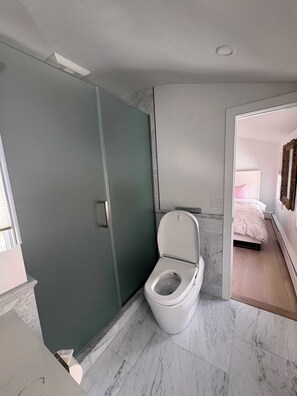 Shower, jetted bath, hair dryer, towels - Charming 3-bedroom house in Sagaponack  renovated, heated pool, AC, luxury (Sagaponack)
