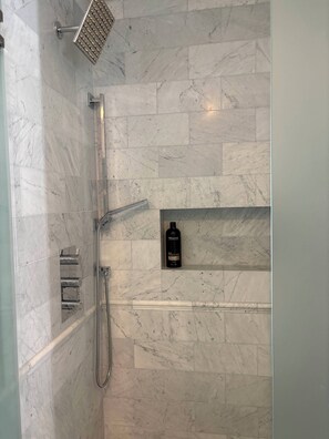 Shower, jetted bath, hair dryer, towels - Charming 3-bedroom house in Sagaponack  renovated, heated pool, AC, luxury (Sagaponack)