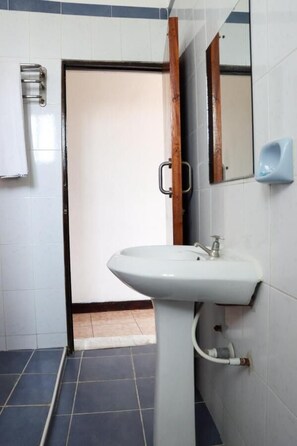 Standard Double Room | Bathroom - Bridge Hotel Mombasa (Mombasa)