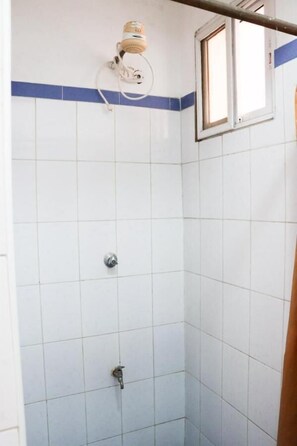 Yhden hengen standard-huone | Kylpyhuone | Suihku, ilmaiset hygieniatuotteet, tohvelit, pyyhkeet