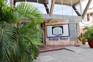 Exterior del Hotel Bridge, con un llamativo logotipo BH y un diseño arquitectónico moderno.
