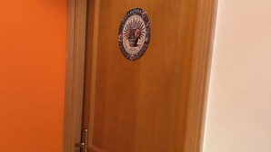 A wooden door with a decorative plaque featuring lavender and a basket. - Lavender room with twin beds, long Zen infrared heating and softness (Étaples)