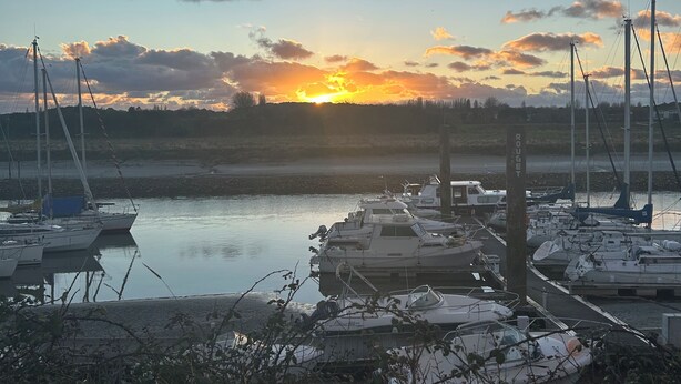A marina with boats docked, calm water, and a sunset in the background. - Lavender room with twin beds, long Zen infrared heating and softness (Étaples)