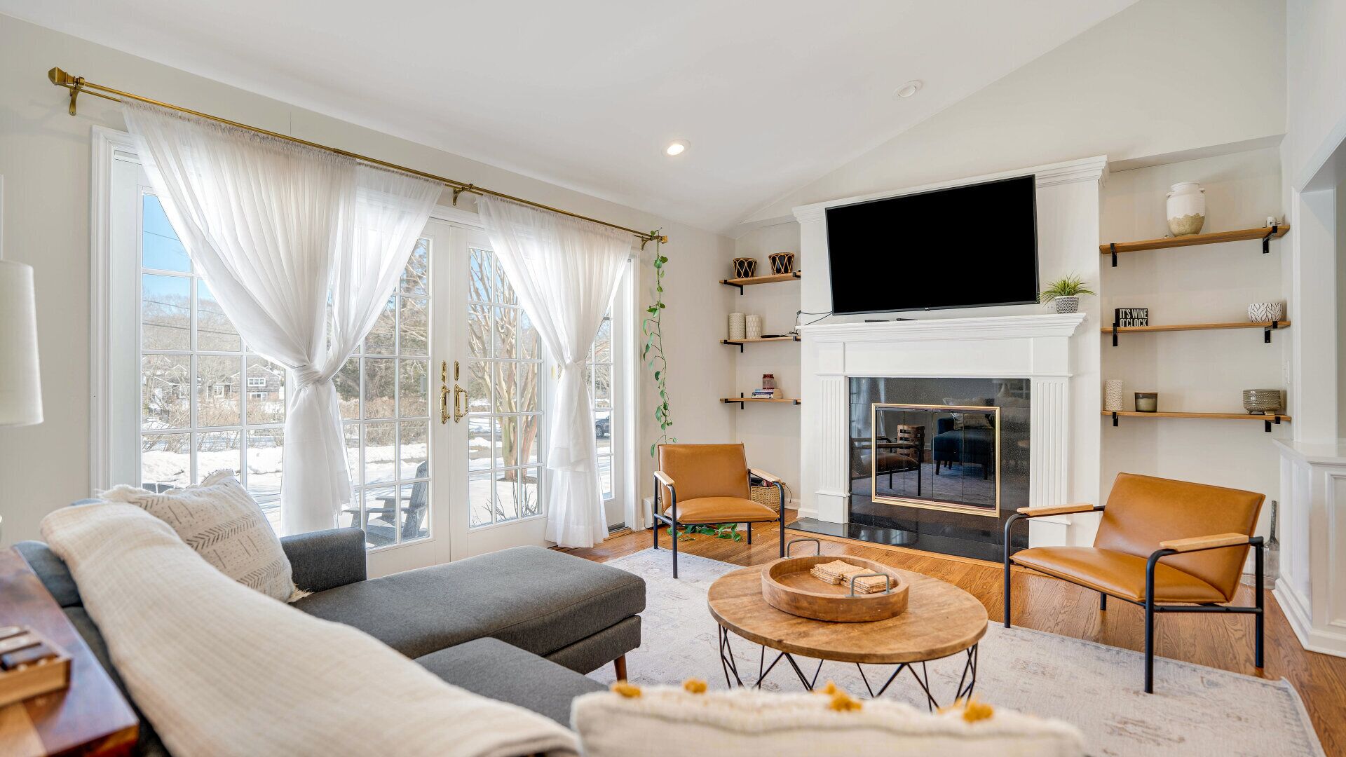 Smart TV, fireplace