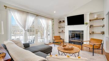 Smart TV, fireplace