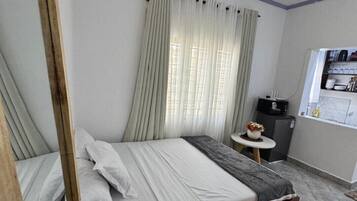 2 bedrooms, iron/ironing board, WiFi