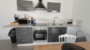 Eine moderne Küche mit Mikrowelle, Toaster, Spüle und Schränken.