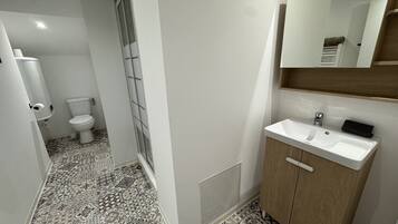 Shower, towels