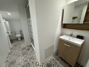 Een douche, handdoeken