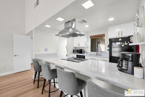 Private kitchen - Relax in style w/ fairway and mountain views. Your music & golf home base awaits (Palm Desert)