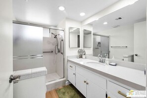Shower, hair dryer, towels, soap - Relax in style w/ fairway and mountain views. Your music & golf home base awaits (Palm Desert)