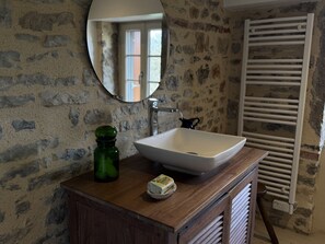 Shower, hair dryer, towels - MAISON LOTOISE A GRAMAT (Miers)