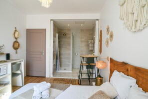 1 habitación, tabla de planchar con plancha, wifi y ropa de cama 