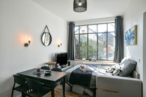 Living area - Maison du Bonheur – Gîte "Les Tilleuls" with Shared Garden (Villages du Lac de Paladru)