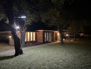 Exterior - One-Acre Luxury Accessible Villa in Highland Village (Highland Village)