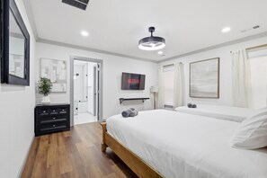 5 bedrooms, iron/ironing board, Internet, bed sheets
