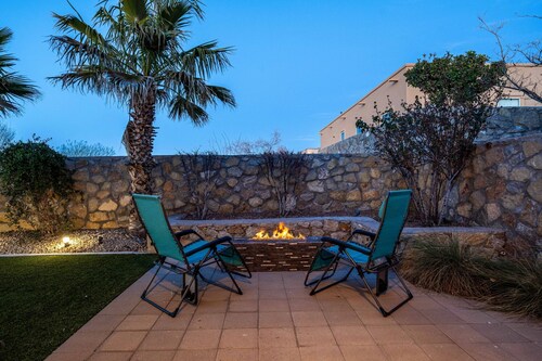 3 bedroom Southwestern Retreat w/ Firepit, Turf Yard & Community Pool