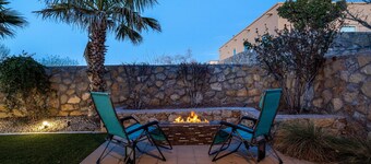 3 bedroom Southwestern Retreat w/ Firepit, Turf Yard & Community Pool