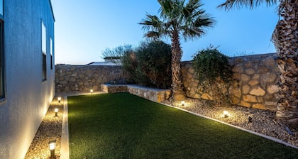 3 bedroom Southwestern Retreat w/ Firepit, Turf Yard & Community Pool