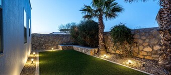 3 bedroom Southwestern Retreat w/ Firepit, Turf Yard & Community Pool
