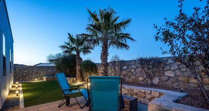 3 bedroom Southwestern Retreat w/ Firepit, Turf Yard & Community Pool